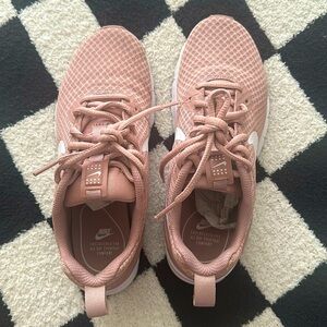 Women’s Nike Tennis Shoes